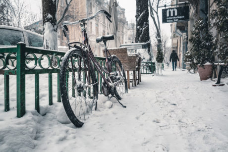 a bike outside in the snow